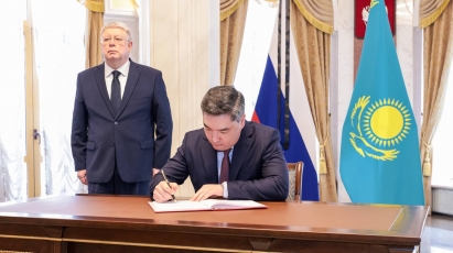 Олжас Бектенов Астанада Ресей Федерациясының елшілігіне барып, көңіл айту кітабына жазба қалдырды